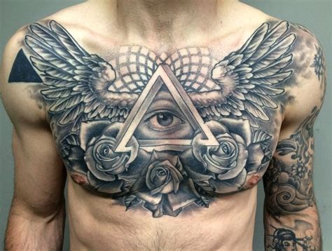 tatuaje entre pechos|25 tatuajes en el pecho para mujer y hombre。